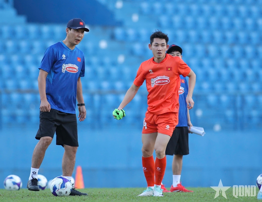 HLV Kim Sang-sik sẽ dẫn dắt các ngôi sao Đông Nam Á thi đấu với Man Utd. Ảnh: VIỆT AN