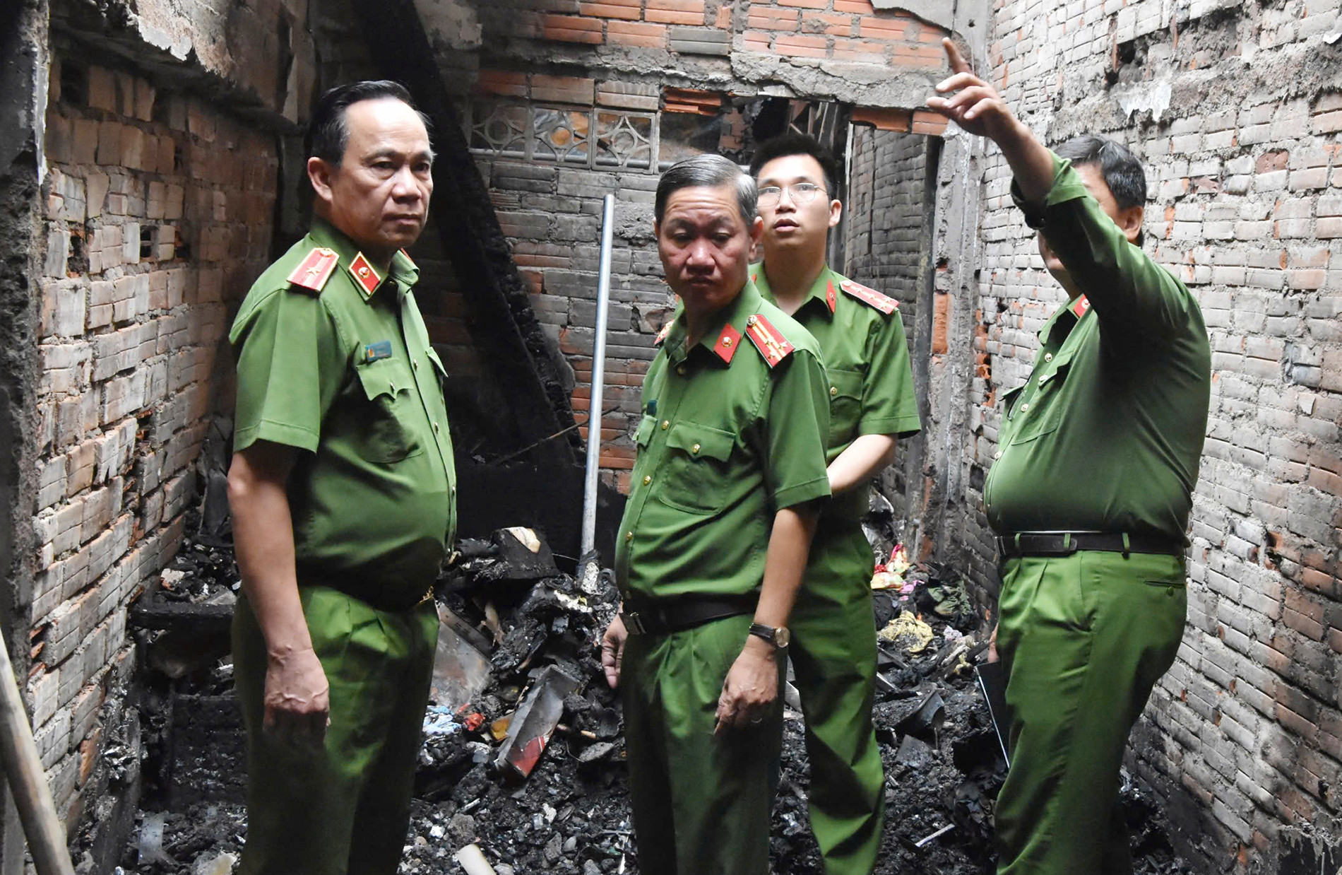 Thiếu tướng Huỳnh Thới An (bên trái) kiểm tra hiện trường vụ cháy ở Tiền Giang. Ảnh: A.S