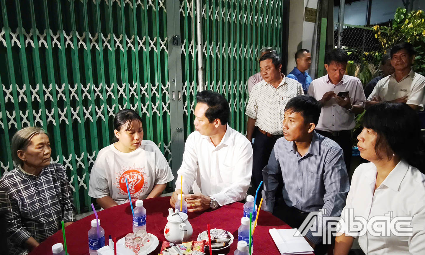 Đồng chí Nguyễn Thành Diệu ân cần thăm hỏi động viên gia đình.