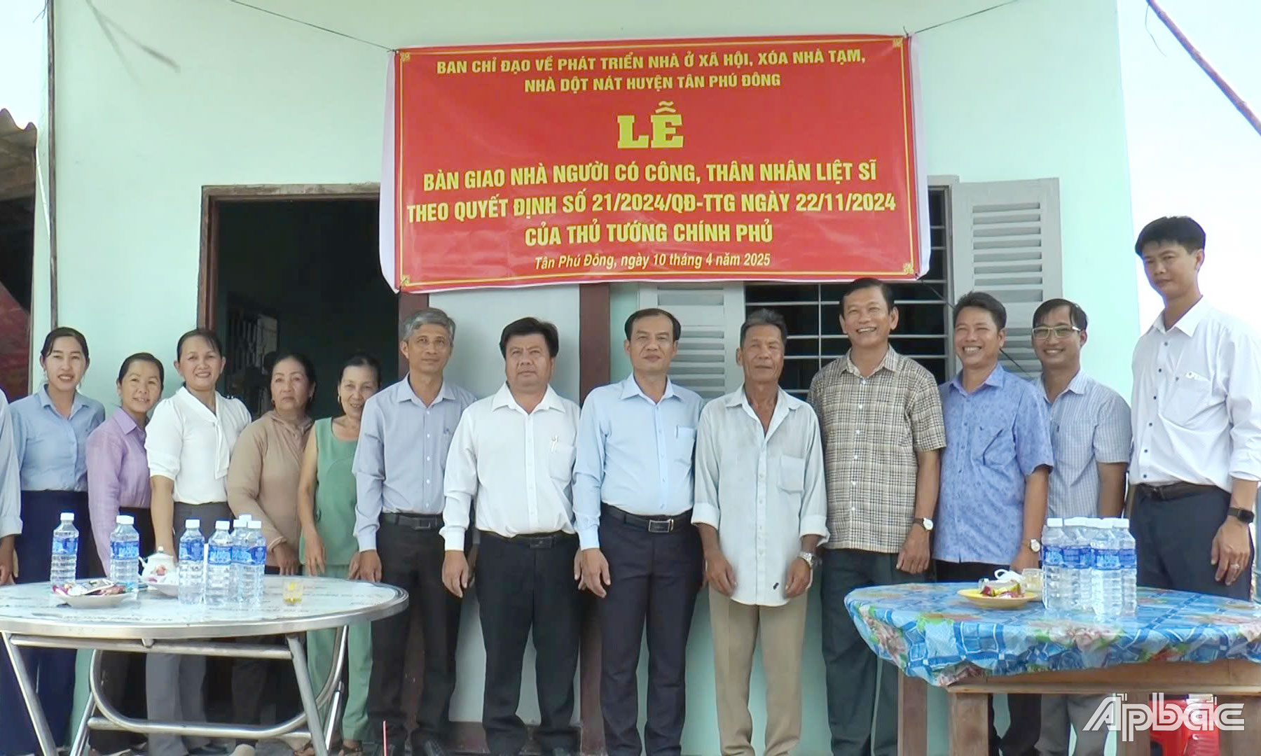 Lãnh đạo huyện Tân Phú Đông chụp ảnh lưu niệm cùng gia đình trong căn nhà mới.