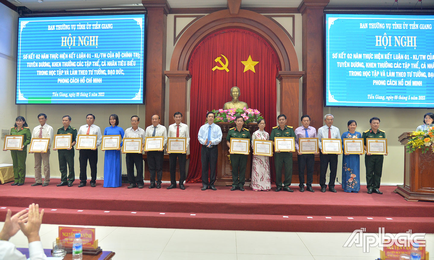 Đồng chí Nguyễn Văn Danh, Ủy viên Ban Chấp hành Trung ương Đảng, Bí thư Tỉnh ủy, Trưởng đoàn Đại biểu Quốc hội tỉnh Tiền Giang trao Bằng khen cho các tập thể có thành tích tiêu biểu trong 2 năm thực hiện Kết luận 01 của Bộ Chính trị.                       Ảnh: VĂN THẢO