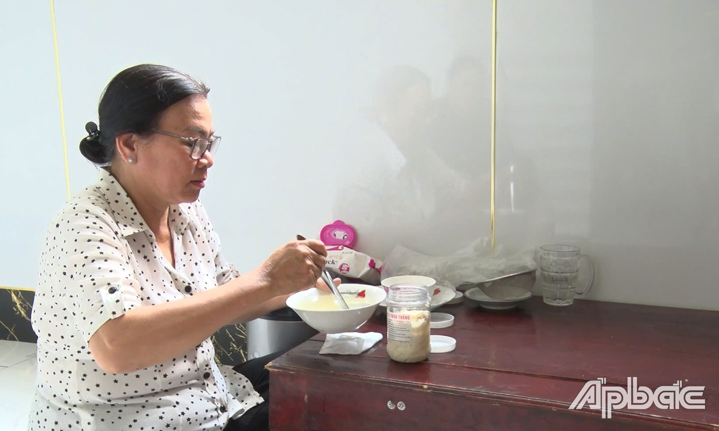 Bà Loan chan nước đường sau khi cơm rượu đã được ủ 3 ngày.
