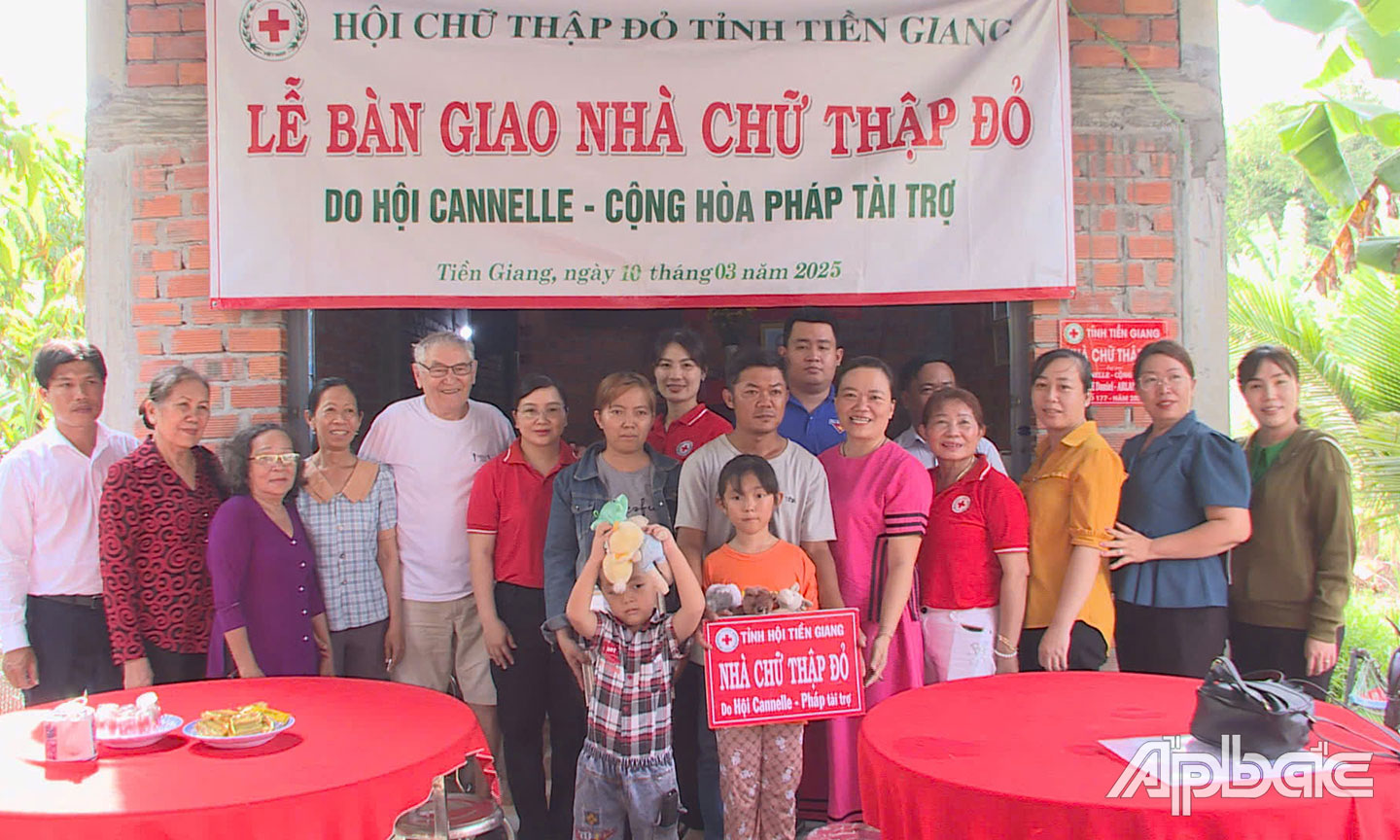  Hội Chữ thập đỏ tỉnh phối hợp bàn giao nhà cho một “ĐCNĐ” tại TP. Mỹ Tho.