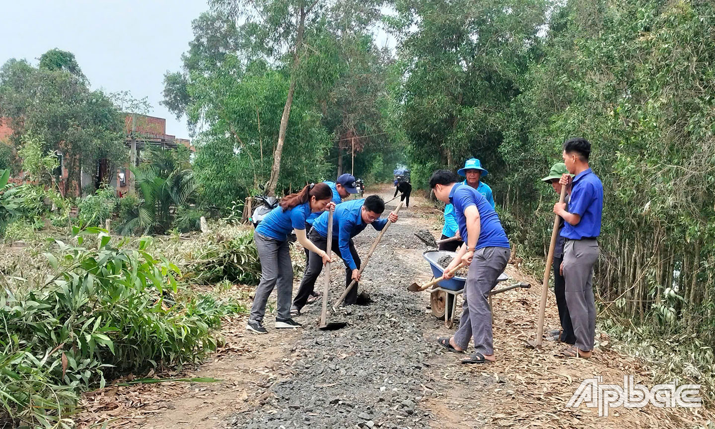 Tỉnh đoàn phối hợp Huyện đoàn Tân Phước thực hiện công trình trải đá xanh đường giao thông nông thôn.