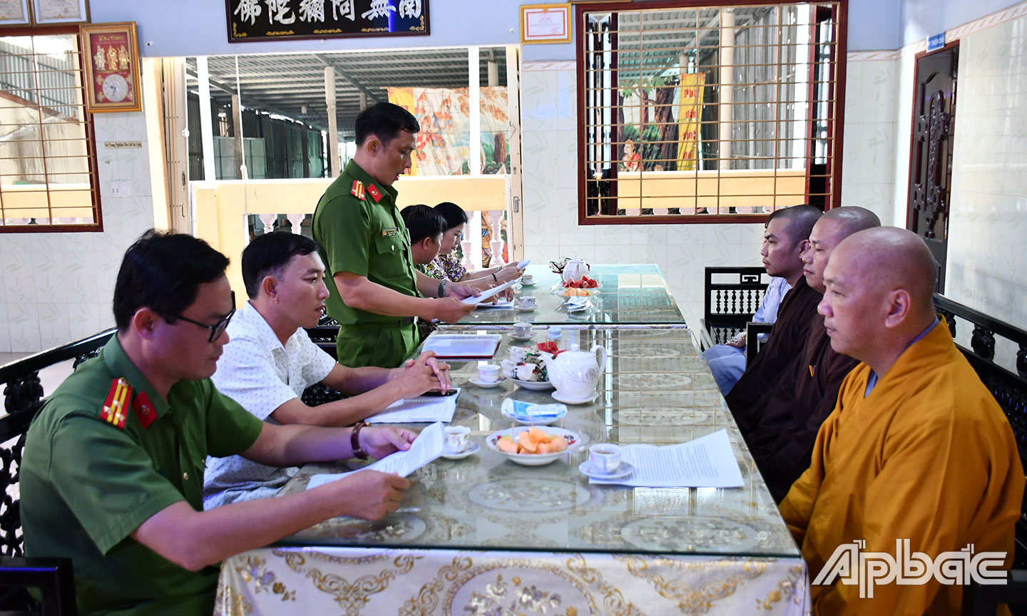 Mô hình “Chư tăng, phật tử chùa Huệ Quang tham gia phong trào “Toàn dân bảo vệ an ninh Tổ quốc”. 