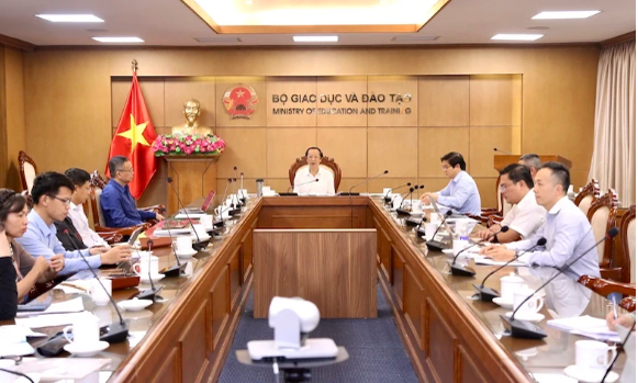Họp Tổ biên tập và các tiểu ban xây dựng Đề án từng bước đưa tiếng Anh thành ngôn ngữ thứ 2 trong trường học giai đoạn 2025 - 2035, tầm nhìn đến năm 2045 (Ảnh: Bộ Giáo dục và Đào tạo)