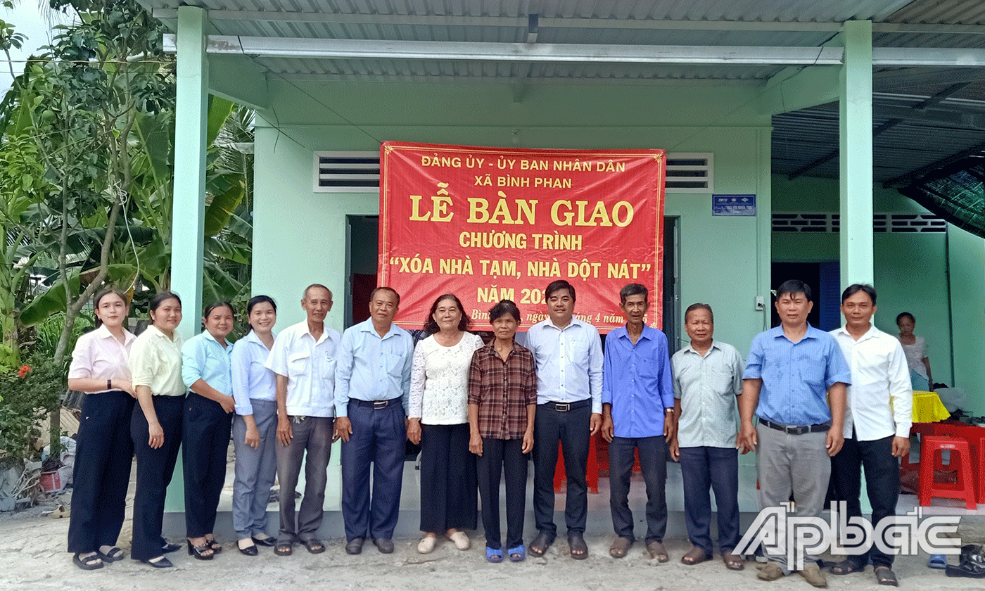 Bàn giao sửa chữa nhà tình nghĩa cho hộ bà Trần Thị Tuyết Thanh.