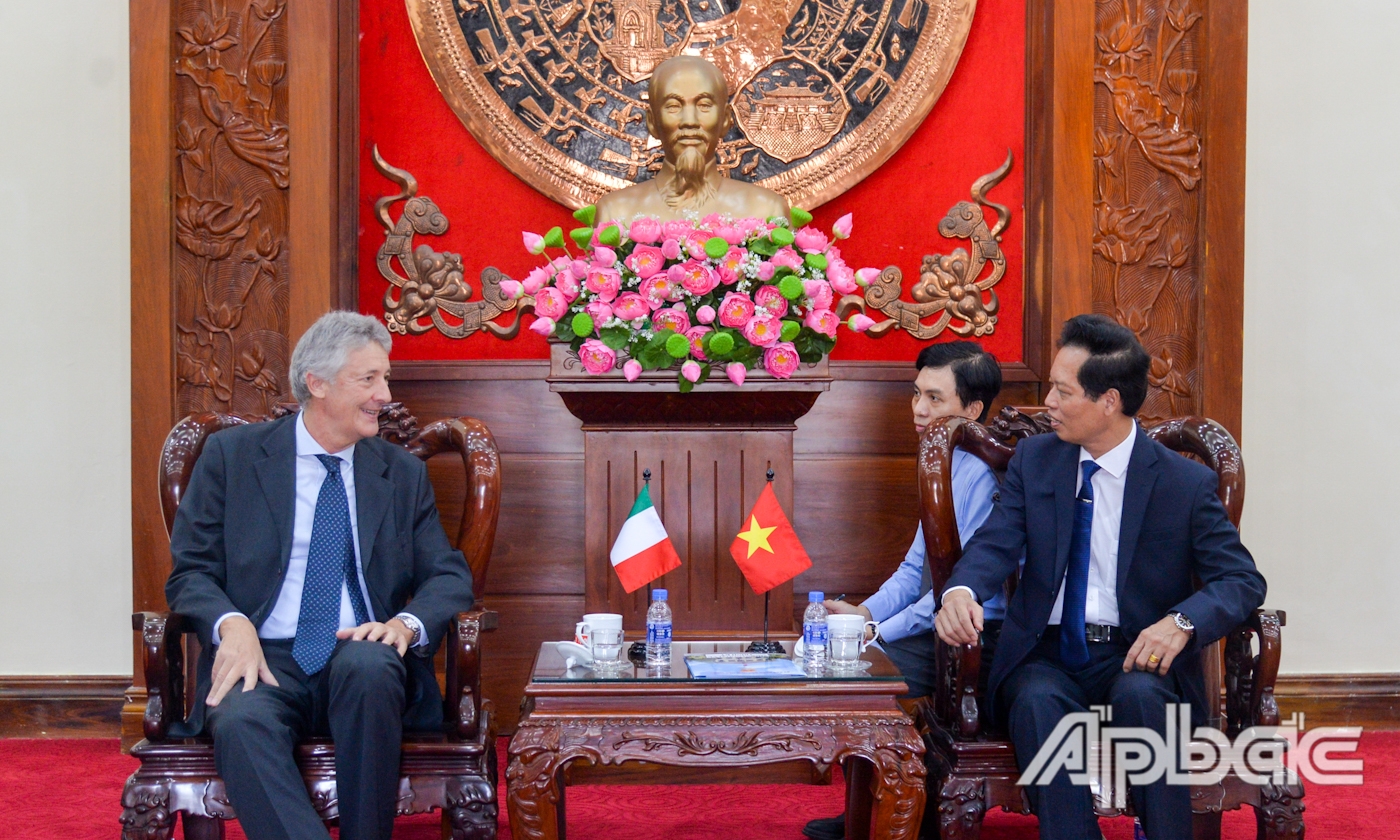 Phó Chủ tịch UBND tỉnh Nguyễn Thành Diệu và Tổng Lãnh sự Ý tại TP. Hồ Chí Minh trao đổi thông tin.