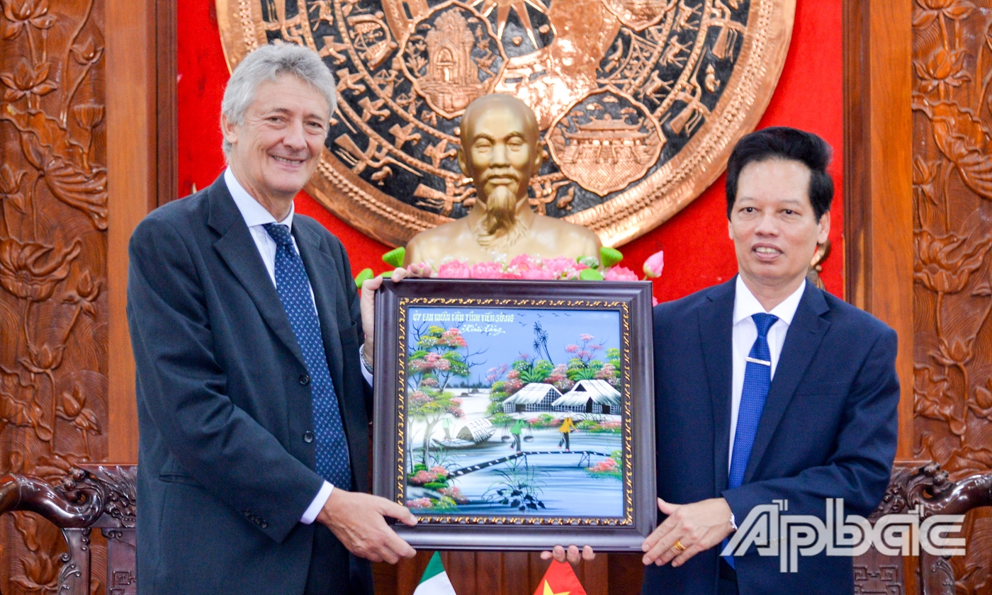 Phó Chủ tịch UBND tỉnh Nguyễn Thành Diệu tặng quà lưu niệm cho ngài Enrico Padula.