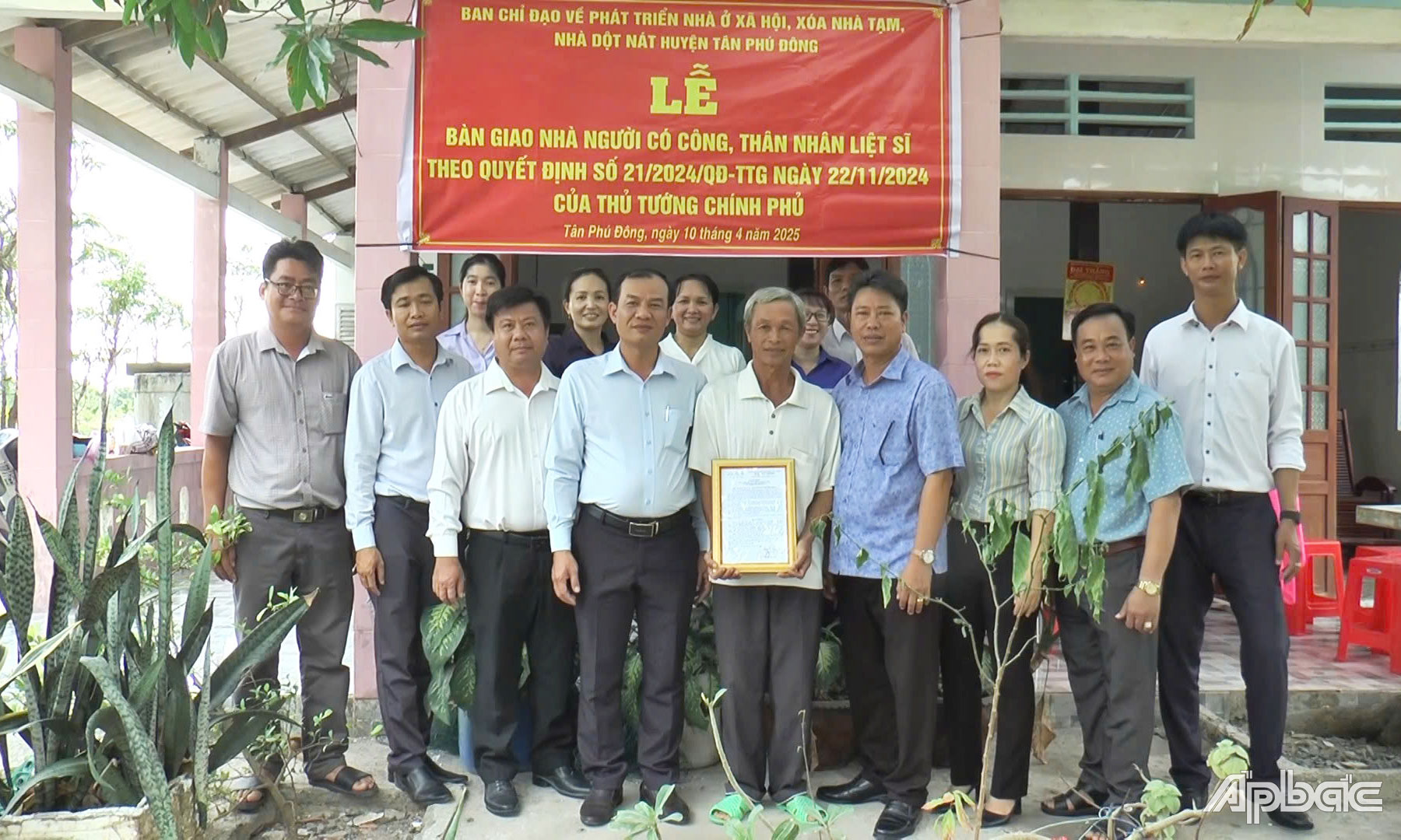 Chủ tịch Uỷ ban Mặt trận Tổ quốc Việt Nam huyện Tân Phú Đông Phan Văn Bắc và Phó Chủ tịch UBND huyện Tân Phú Đông Nguyễn Đức Tân dự Lễ bàn giao nhà.