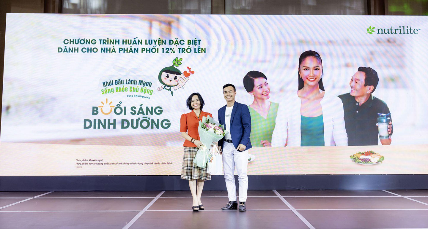 TS. BS Nguyễn Song Tú – Đại diện Viện Dinh dưỡng Quốc gia và Đại diện Amway Việt Nam trong chương trình huấn luyện Buổi sáng Dinh dưỡng tại TPHCM.