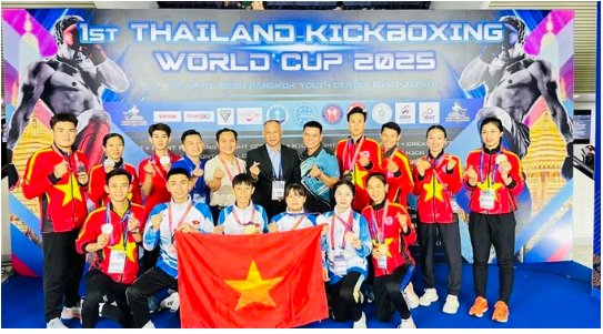 Đội kickboxing Việt Nam có các tấm huy chương quan trọng tại giải World Cup 2025 ở Thái Lan. Ảnh: MINH MINH