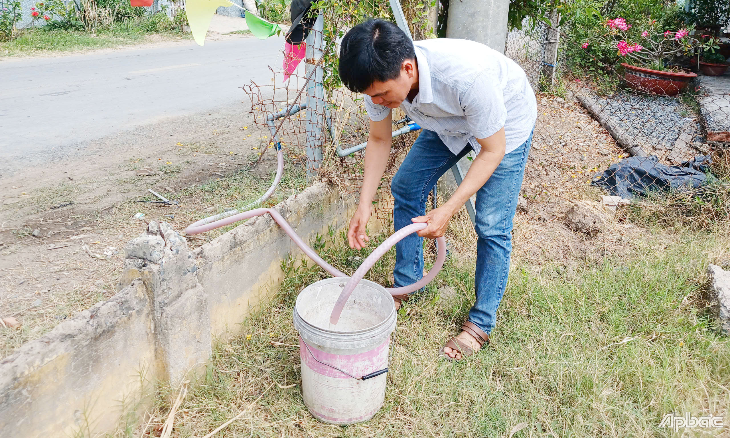 Vòi nước công cộng tại xã Kiểng Phước, huyện Gò Công Đông hiện vẫn chảy mạnh.