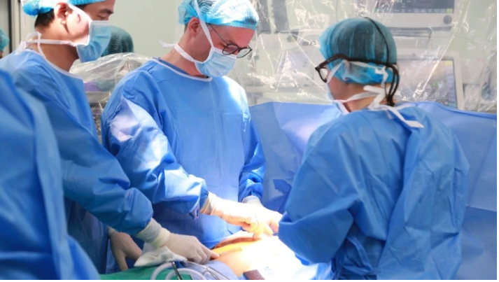 Các bác sĩ phẫu thuật cho bệnh nhân. (Ảnh: BVCC)