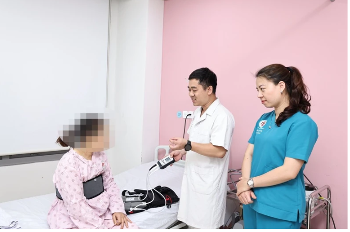 Bệnh nhân được khám lại sức khỏe sau phẫu thuật.