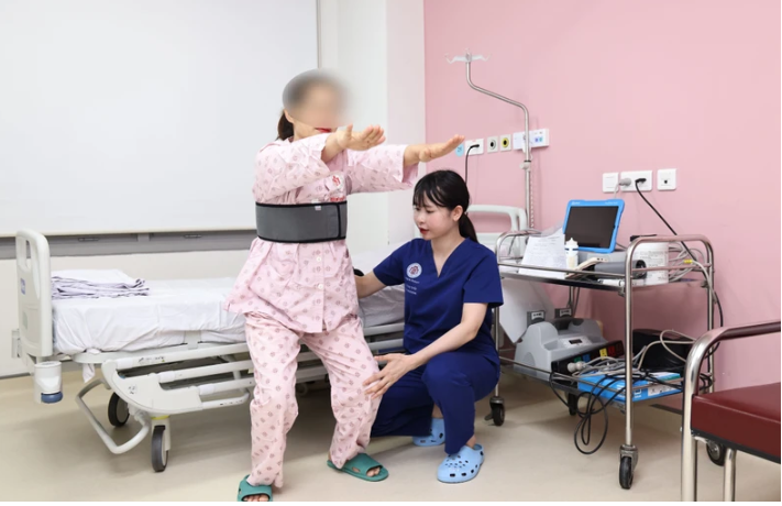 Bệnh nhân tập luyện chờ ra viện.