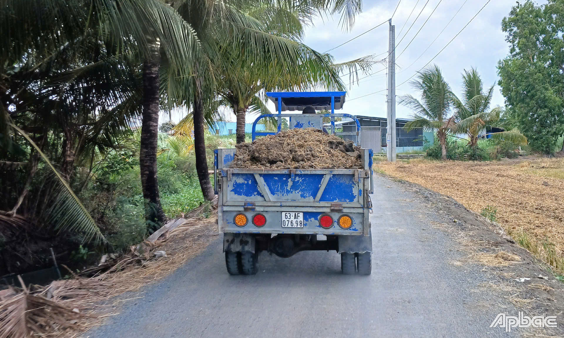 Các xe hoa lâm chở đất không che chắn di chuyển trên đường tại xã Bình Phú.