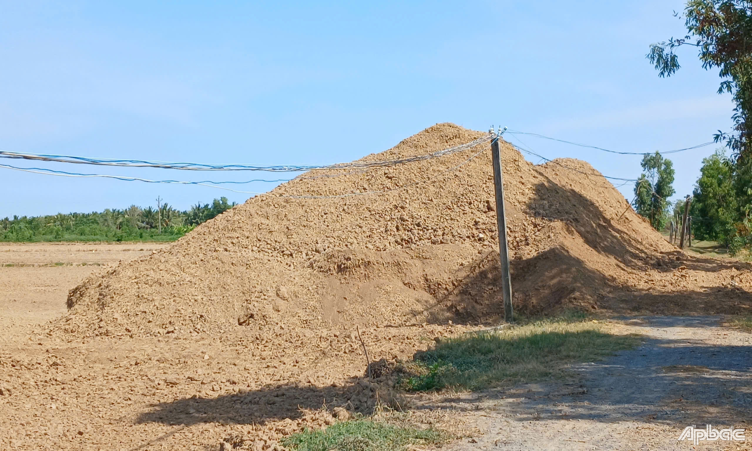 Những núi đất mặt ruộng tại xã Gia Thuận.