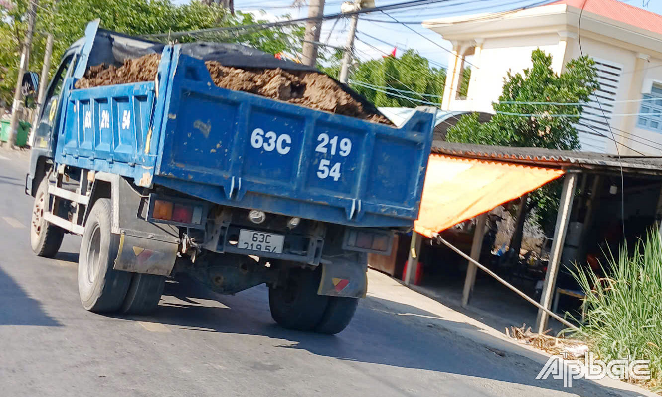 Xe tải chở đất che chắn 