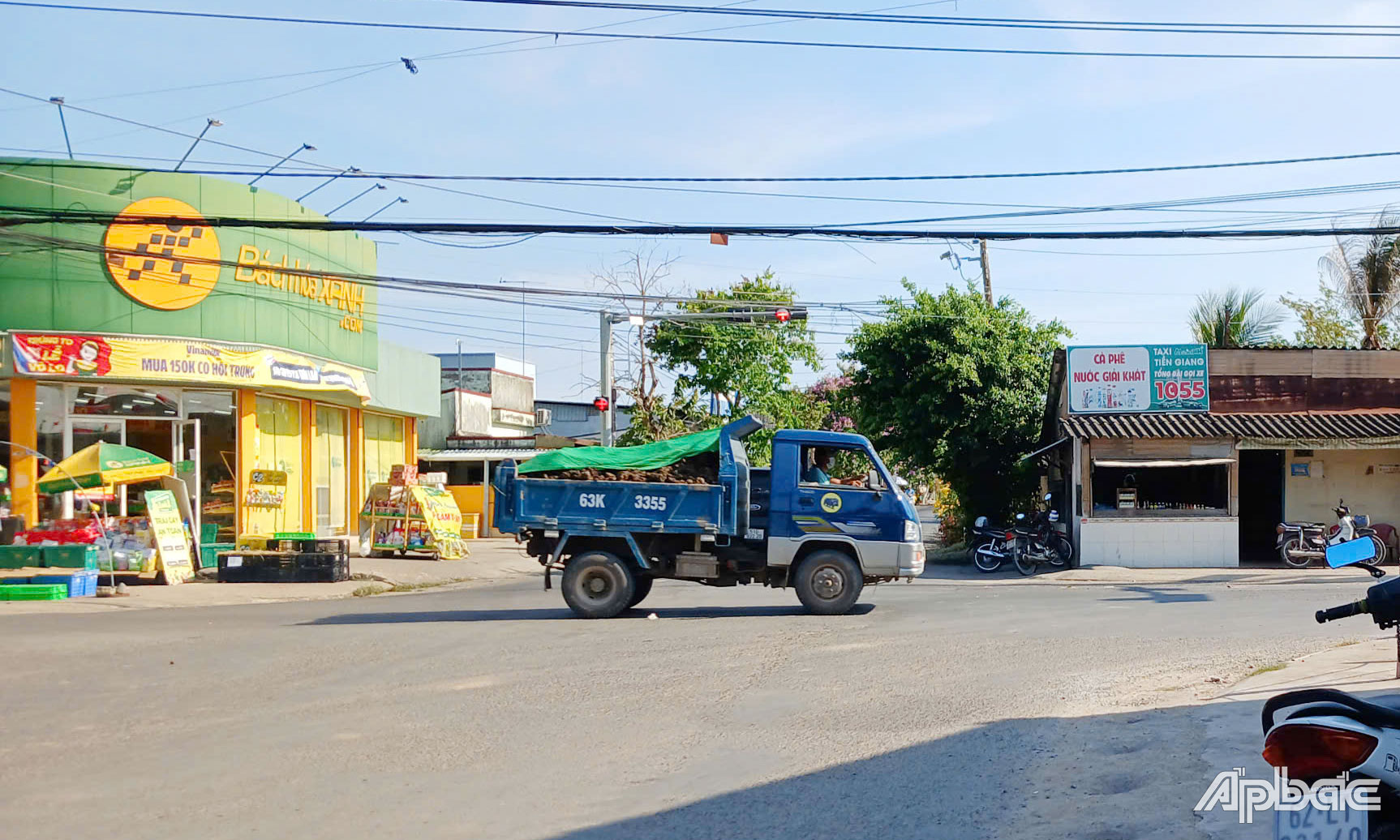 Nhiều xe chở đất liên tục lưu thông qua lại tại khu vực ngã 4 đường tỉnh 871C và huyện lộ 02.