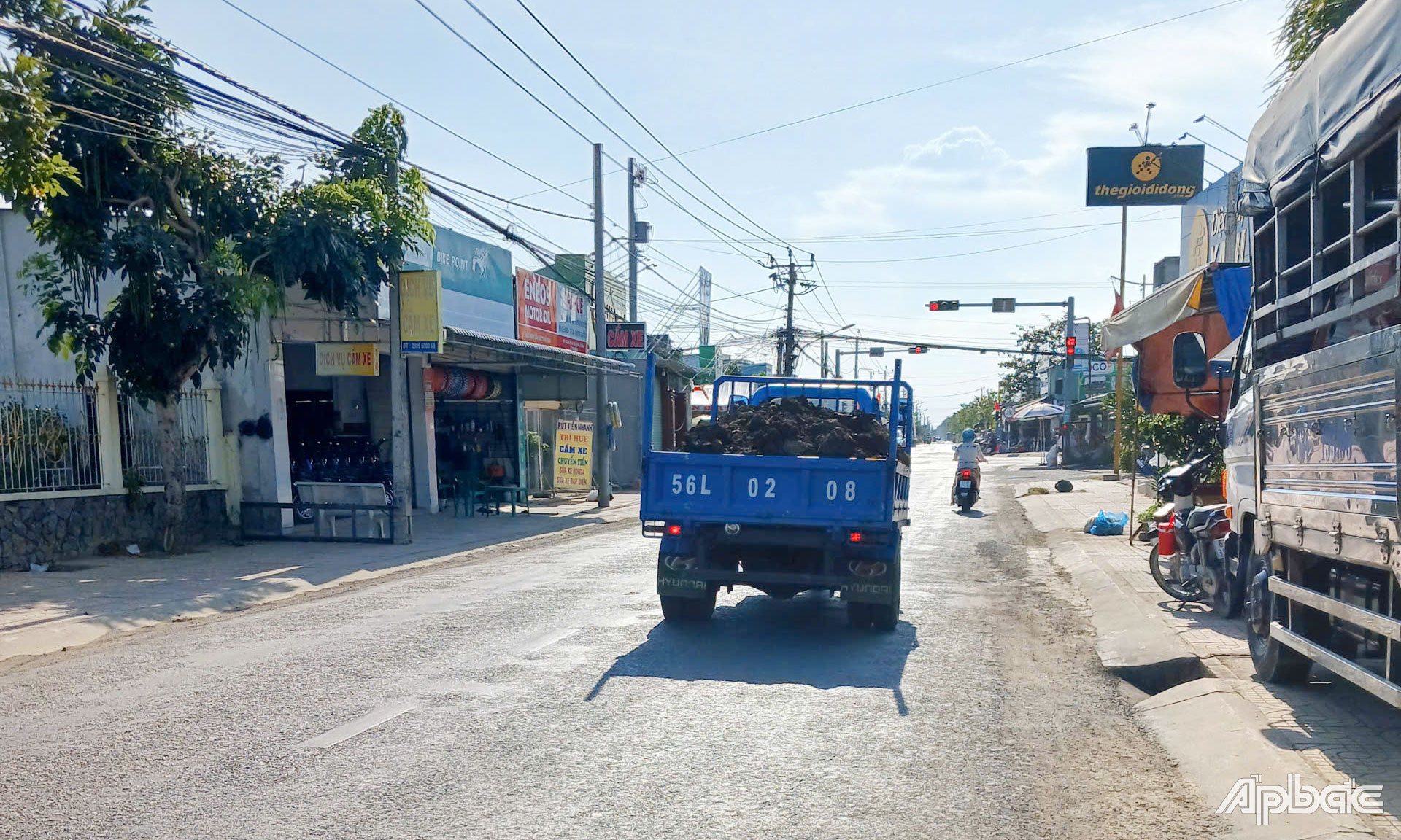 Xe hoa lâm chở đất lưu thông trên đường tỉnh 871C.