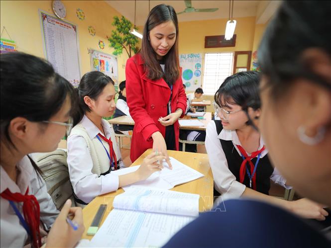 Giáo viên đồng hành cùng học sinh khối 9 ôn tập chuẩn bị cho kỳ thi vào lớp 10, năm học 2024 - 2025. Ảnh: Thanh Tùng/TTXVN