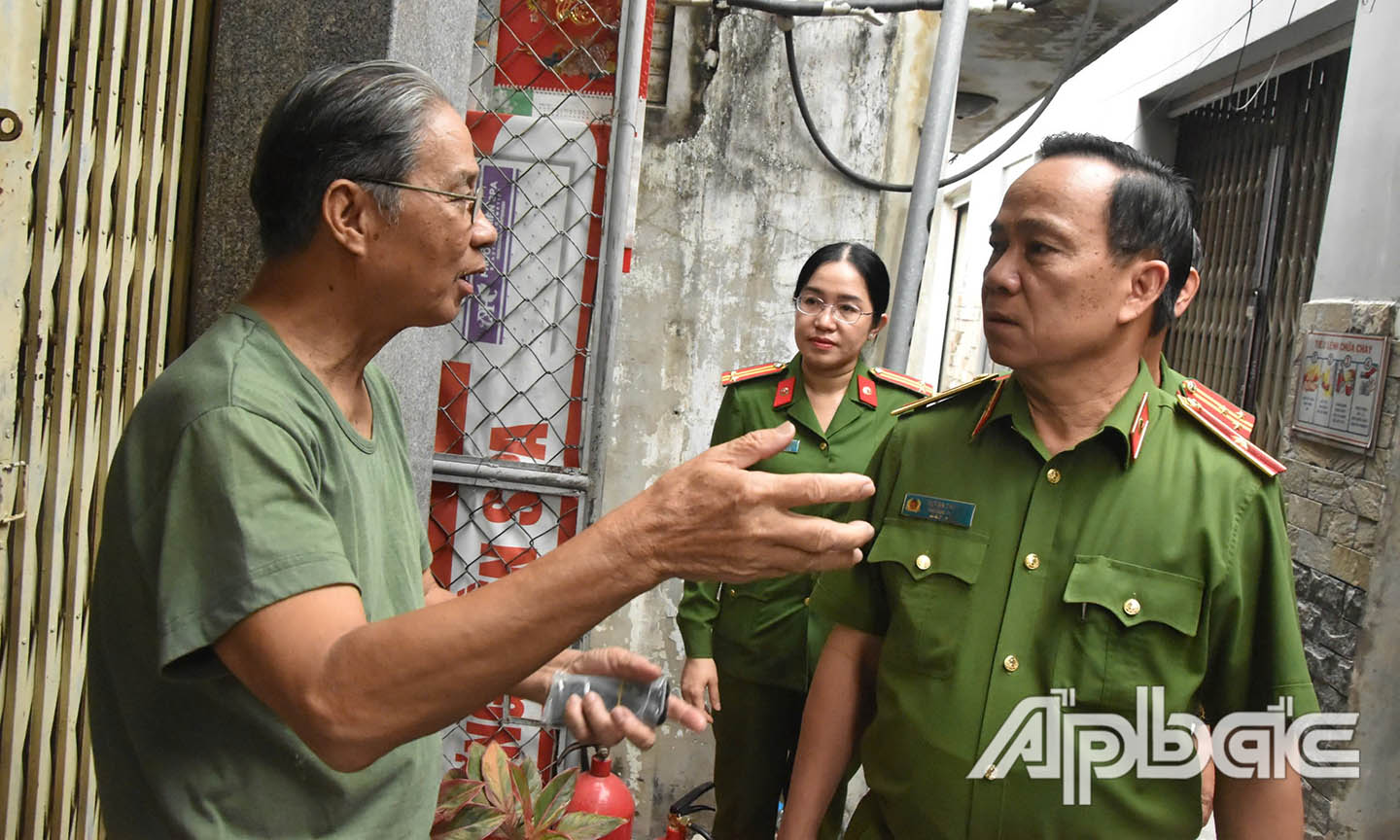 Thiếu tướng Huỳnh Thới An trao đổi với người dân cạnh hiện trường.