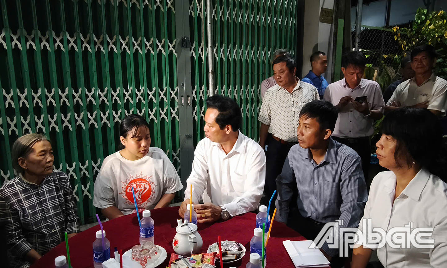 Đoàn lãnh đạo Tỉnh uỷ, UBND tỉnh Tiền Giang thăm hỏi gia đình nạn nhân.