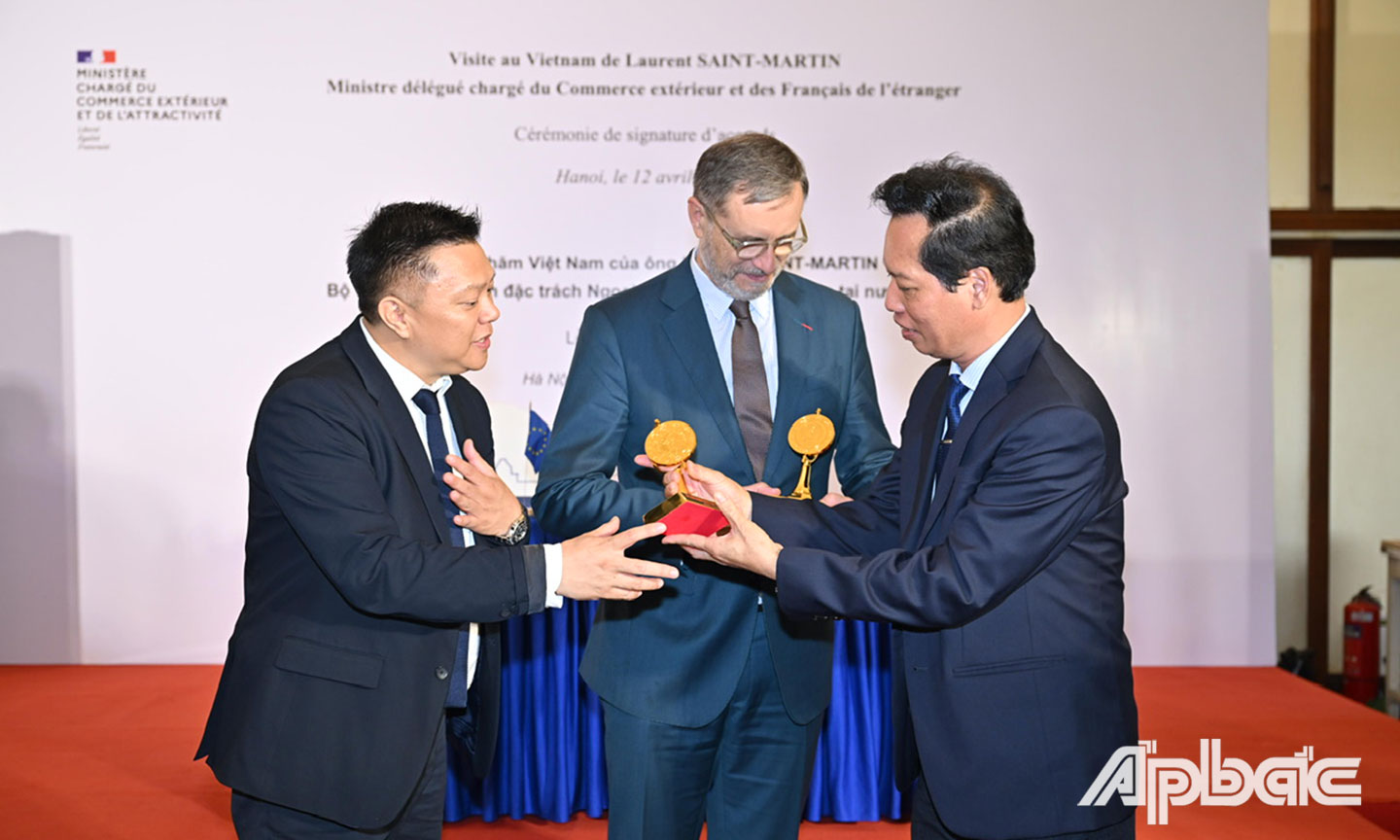 Ông Nguyễn Thành Diệu  - Phó Chủ tịch UBND tỉnh tặng biểu trưng của Tiền Giang cho ông Olivier Brochet – Đại sứ Pháp tại Việt Nam và ông Valentin Trần – Tổng Giám đốc Công ty Andros Việt Nam – Công ty TNHH Sản xuất trái cây Hùng Phát