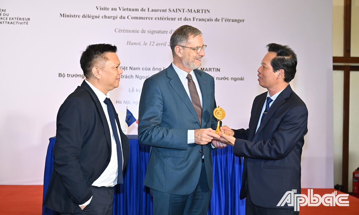 Ông Nguyễn Thành Diệu trao đổi với ông Olivier Brochet – Đại sứ Pháp tại Việt Nam