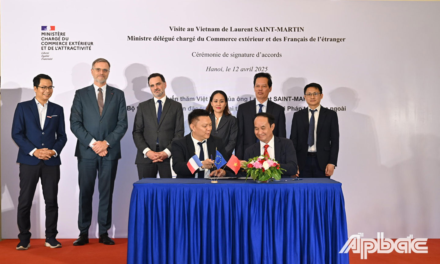 Ông Nguyễn Thành Diệu, ông Olivier Brochet, ông Laurent Saint-Martin chứng kiến buổi lễ ký kết Biên bản ghi nhớ giữa Sở Công Thương tỉnh Tiền Giang và Công ty Andros Việt Nam.