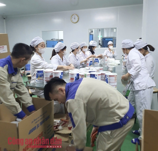 Cận cảnh công nhân đóng hộp thành phẩm tại cơ sở sản xuất, chuẩn bị tung ra thị trường tiêu thụ. Ảnh: congannhandan.vn 