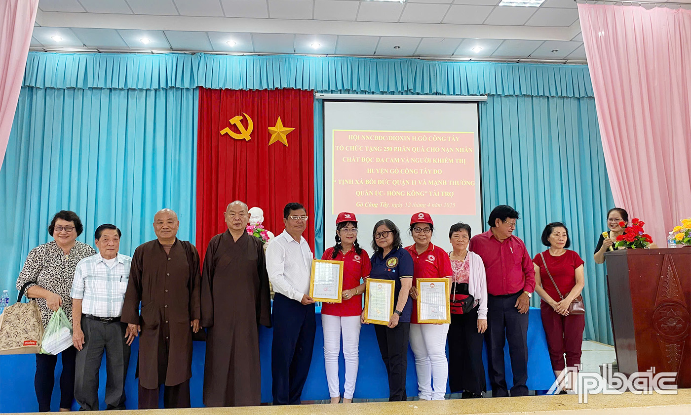 Trao thư cảm ơn cho các mạnh thường quân