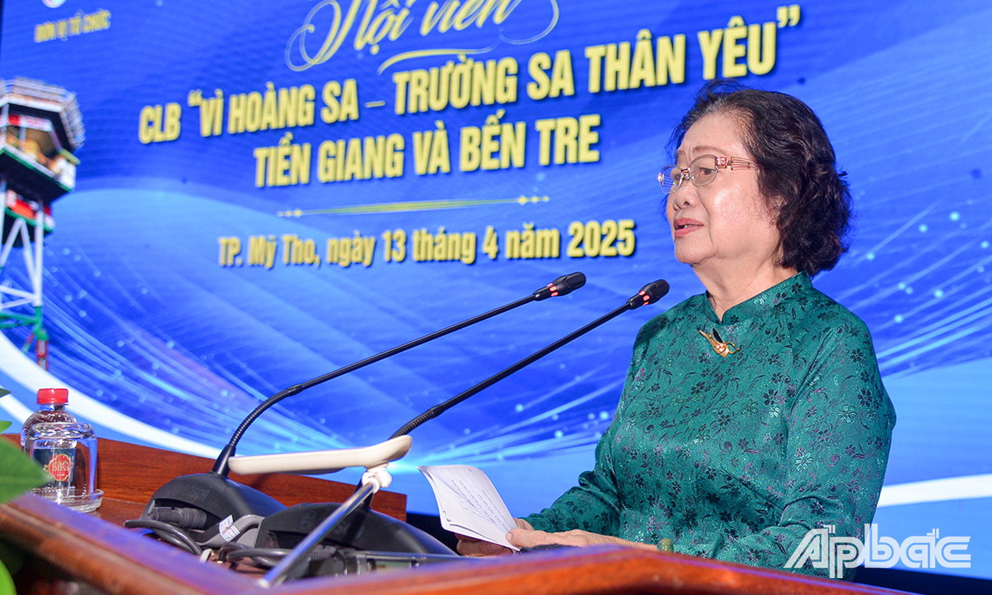 Đồng chí Trương Mỹ Hoa phát biểu tại buổi họp mặt.