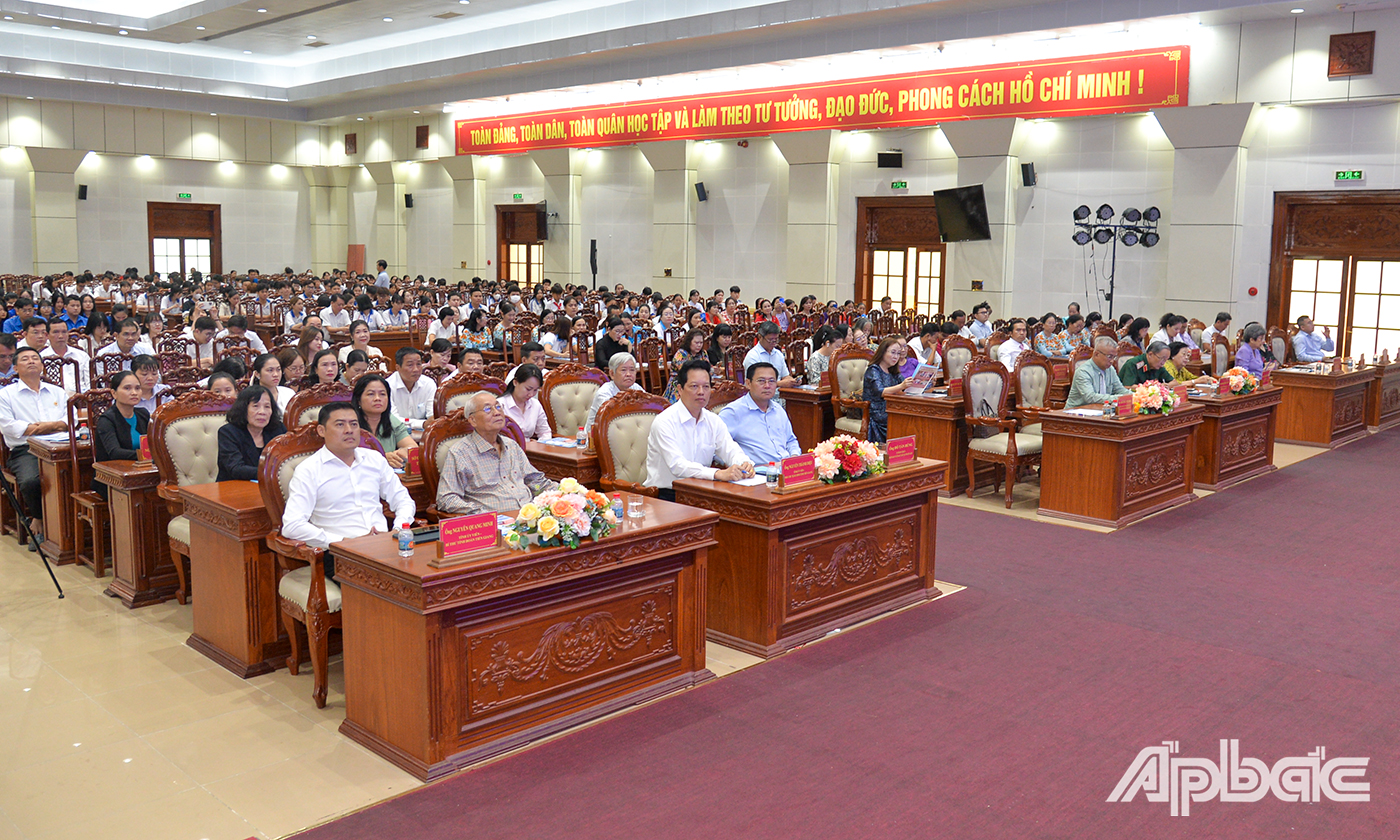 Đại biểu dự buổi họp mặt.