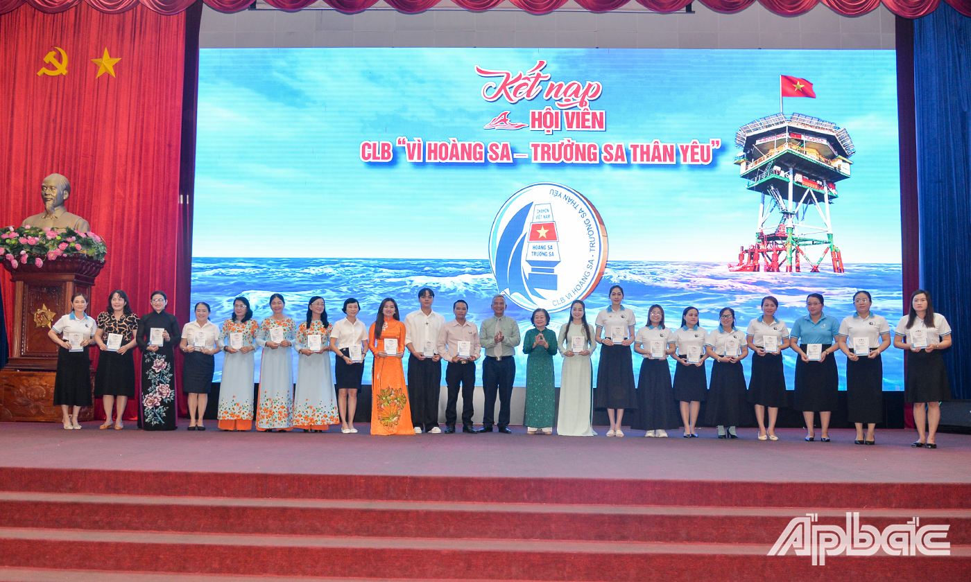 Đồng chí Trương Mỹ Hoa và đồng chí Đặng Ngọc Tùng, Phó Chủ nhiệm Câu lạc bộ trao Thẻ hội viên đến các thành viên mới.