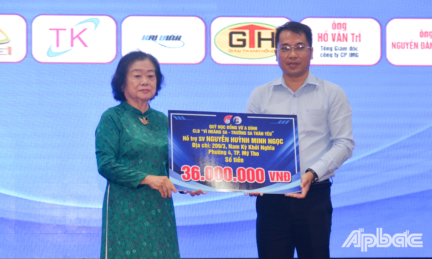 Đồng chí Trương Mỹ Hoa thay mặt nhà hảo tâm ẩn danh trao bảng hỗ trợ cho sinh viên Nguyễn Huỳnh Minh Ngọc 1 năm sinh hoạt phí trị giá 36 triệu đồng, nhằm giúp em vượt qua nghịch cảnh, hoàn thành năm học cuối cùng và thực hiện tốt đồ án tốt nghiệp.