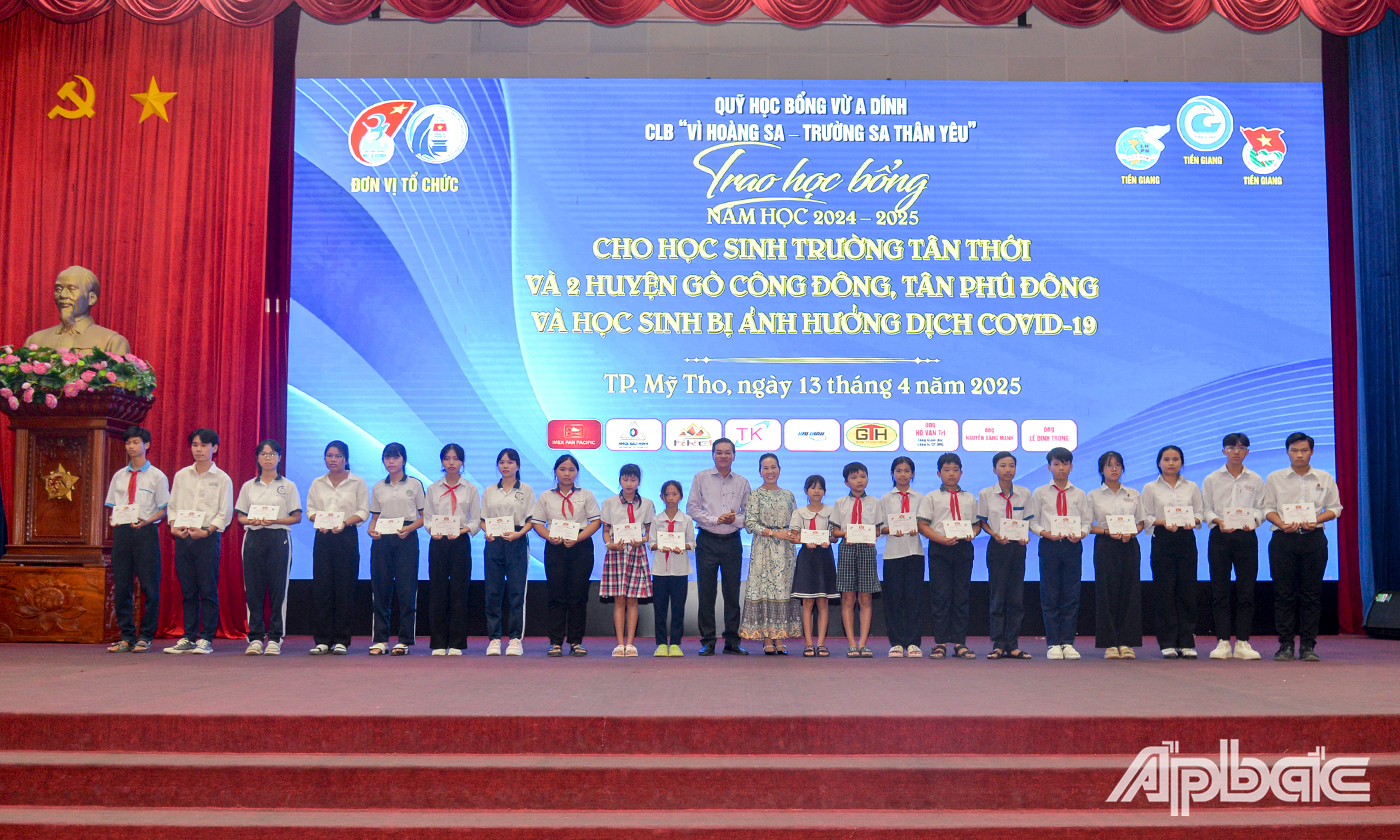 Học sinh học bổng từ Quỹ Học bổng Vừ A Dính và Câu lạc bộ “Vì Hoàng Sa - Trường Sa thân yêu”