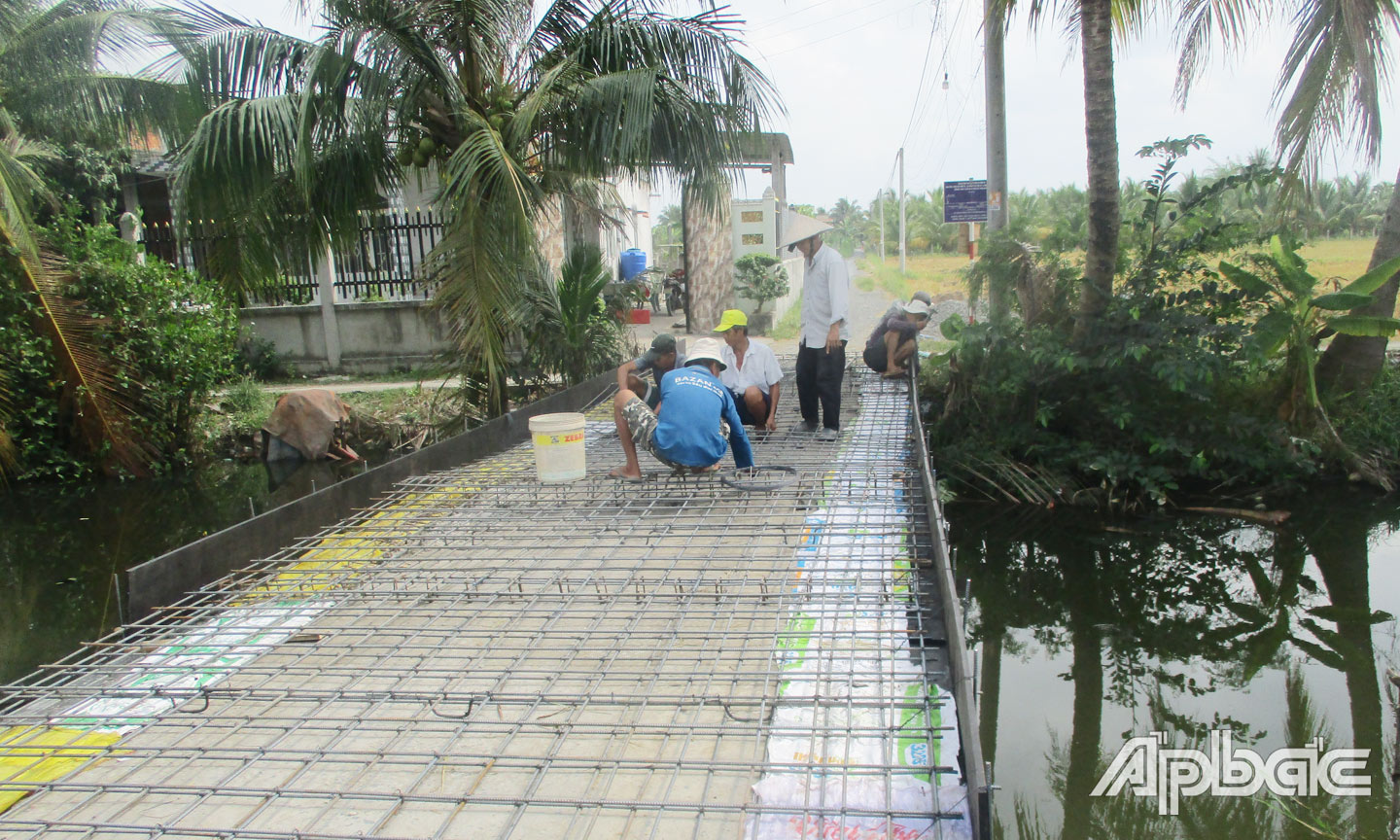 Thợ xây cầu khẩn trương khâu làm sắt để đổ mặt cầu.
