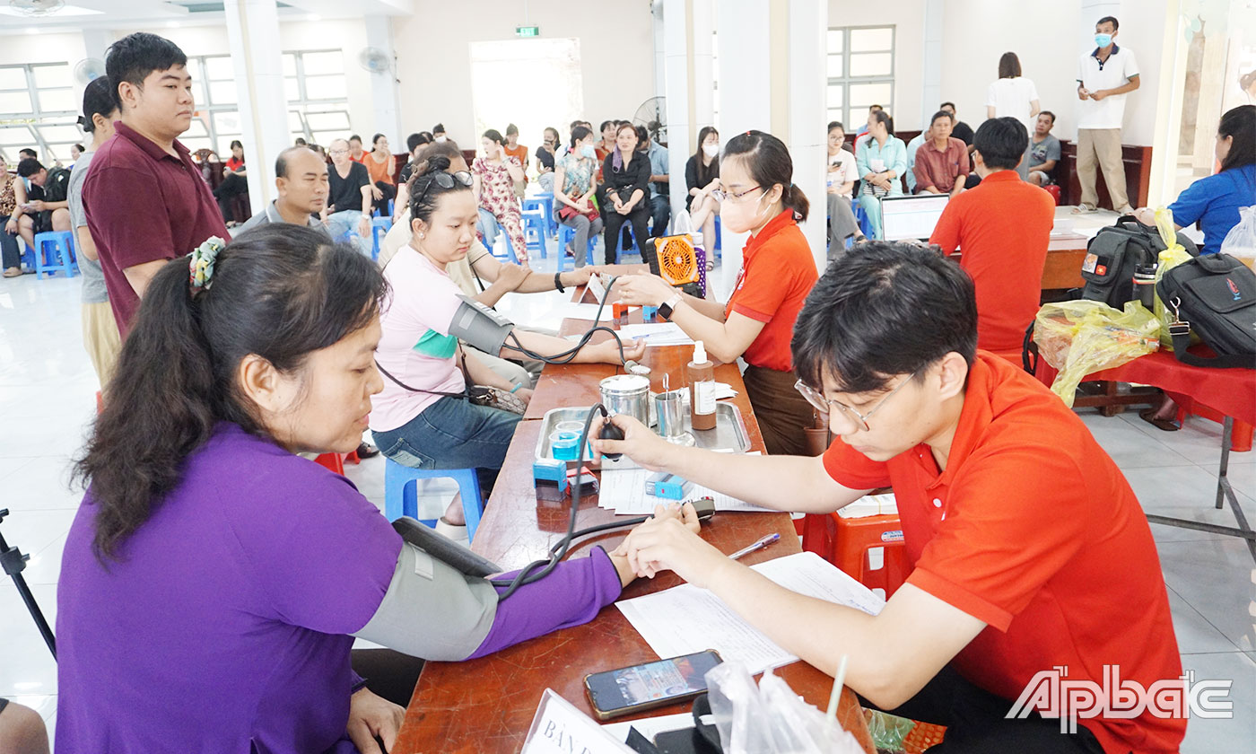 Người tham gia HMTN được đo huyết áp và khám lâm sàng trước khi hiến máu. 