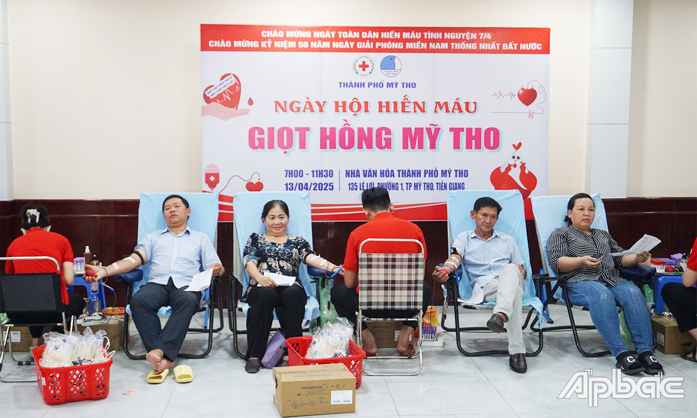 Người dân trên địa bàn TP. Mỹ Tho tham gia hiến máu tại chương trình.