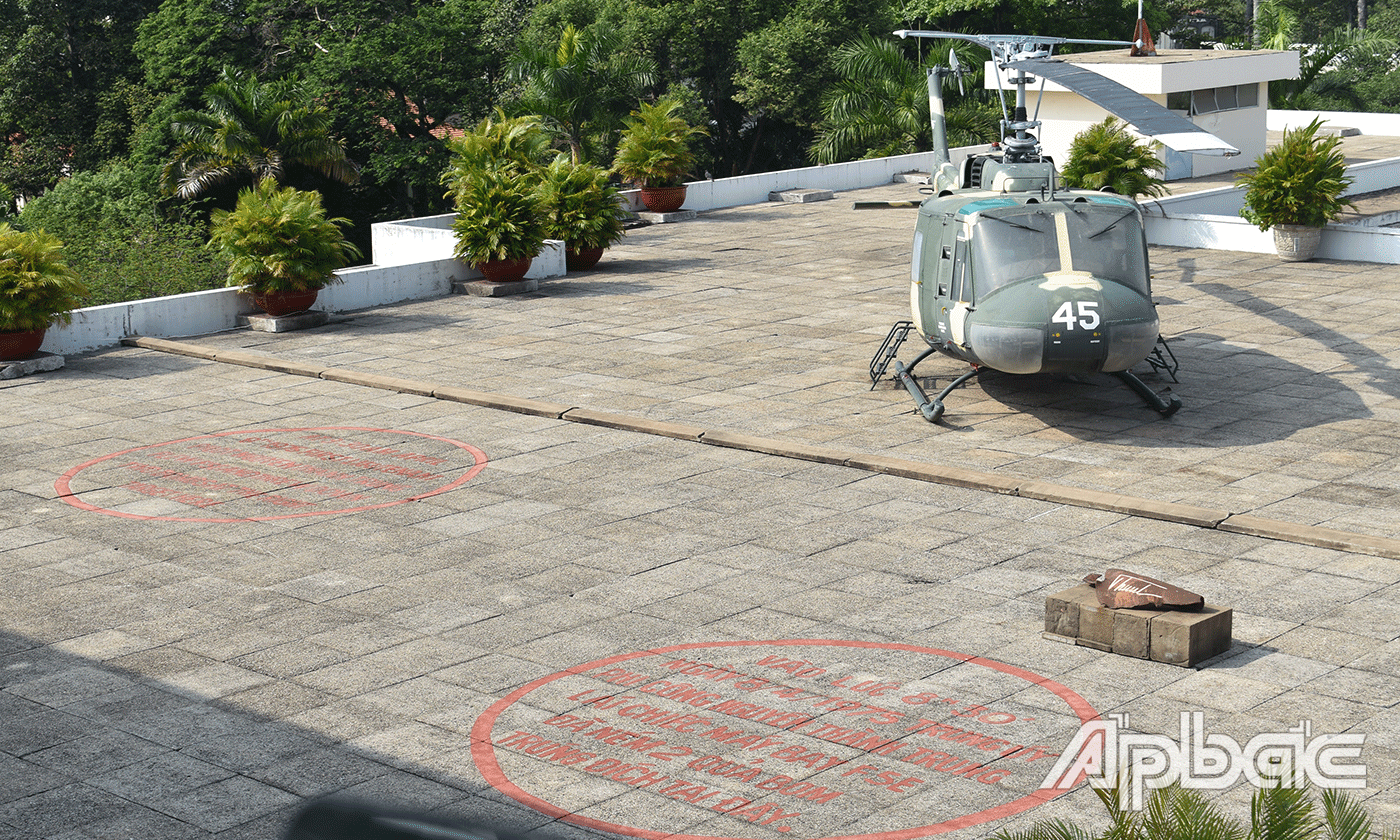 Chiếc trực thăng UH1 trưng bày tại Dinh Độc Lập và 2 khoảnh tròn và mảnh bom còn sót lại ghi nhớ vụ ném bom ngày 8-4-1975 của phi công Nguyễn Thành Trung