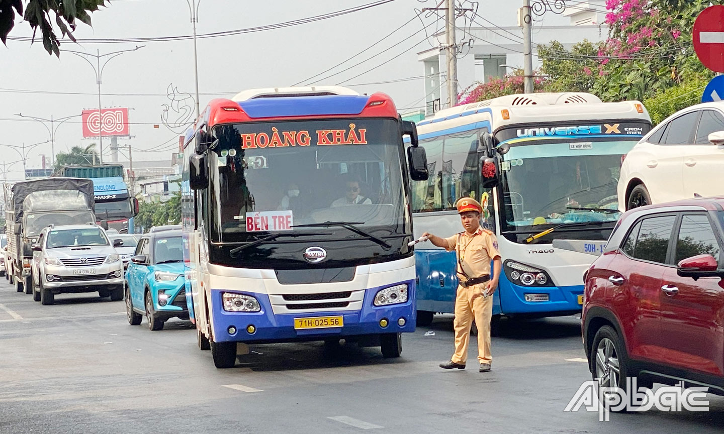 Lực lượng CSGT xử lý phương tiện vi phạm giao thông.