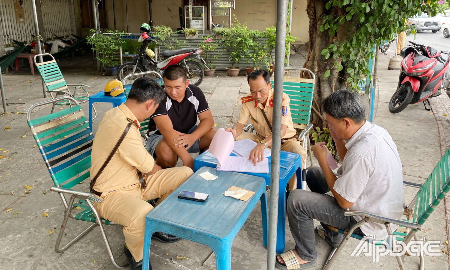 Lực lượng CSGT xử lý phương tiện vi phạm giao thông.