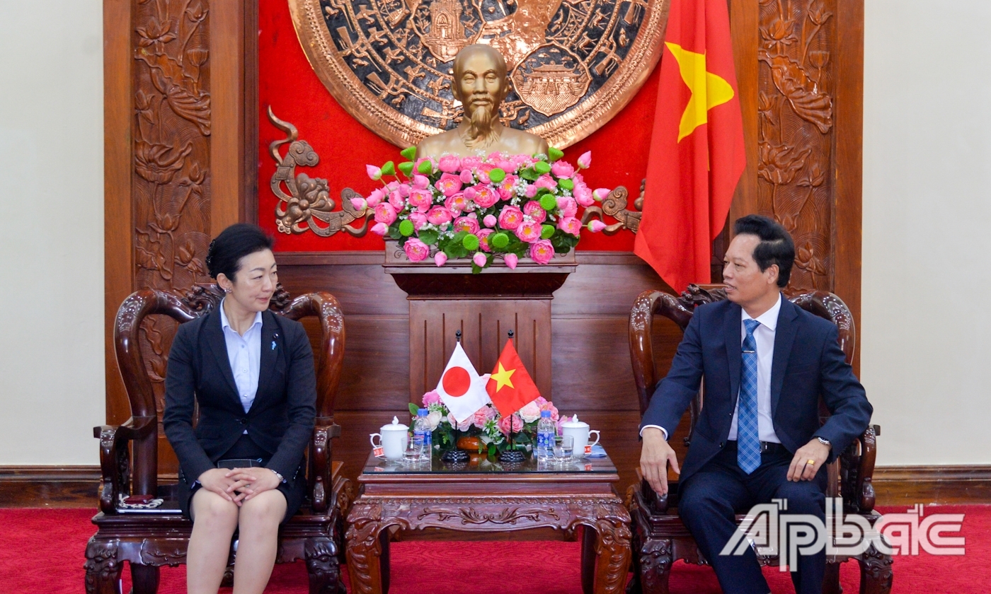 Phó Chủ tịch UBND tỉnh Nguyễn Thành Diệu và bà Yamazaki Komai, Nghị sĩ tỉnh Shiga trao đổi thông tin.