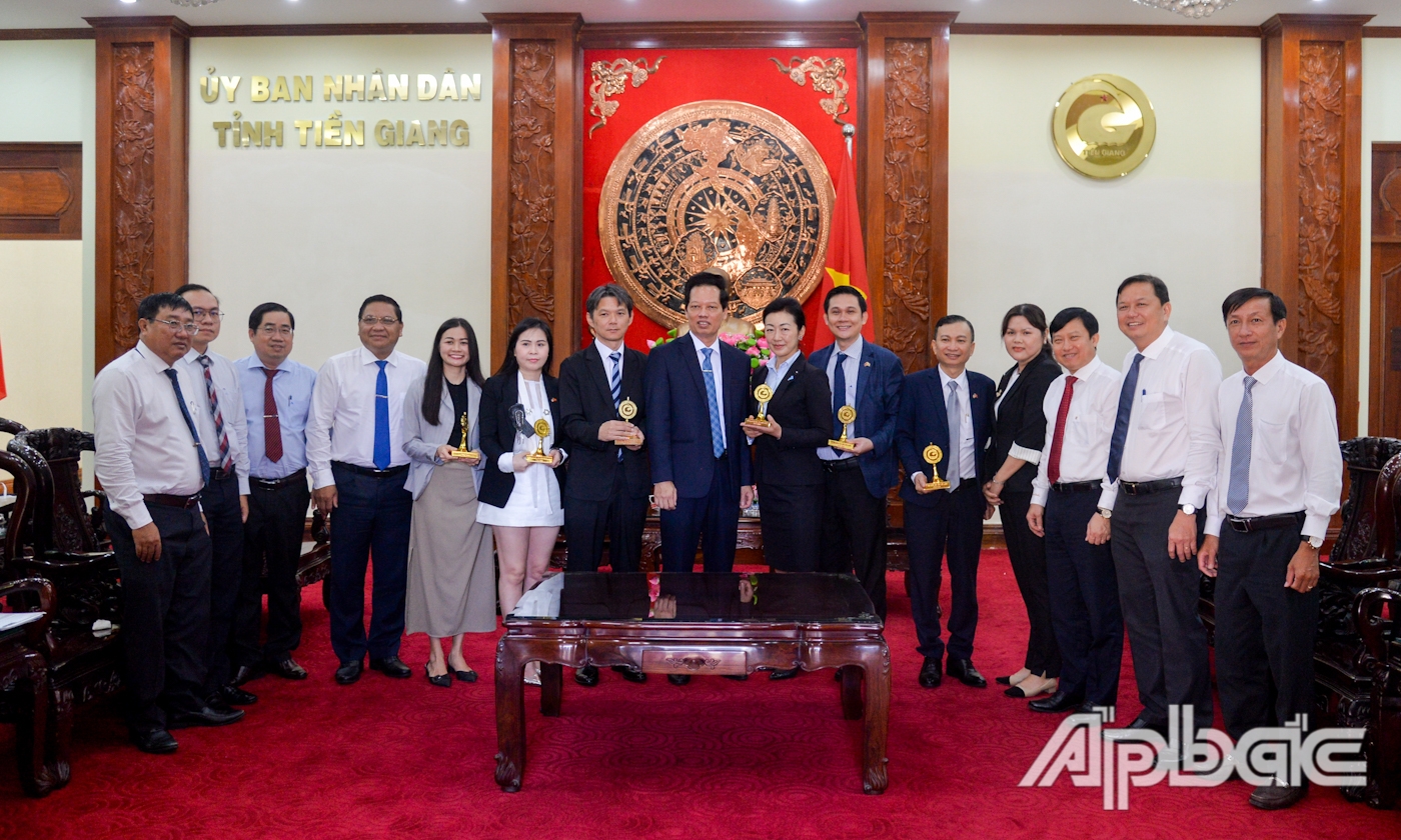 Lãnh đạo tỉnh Tiền Giang chụp ảnh lưu niệm với Đoàn Nghị sĩ và doanh nghiệp tỉnh Shiga (Nhật Bản).