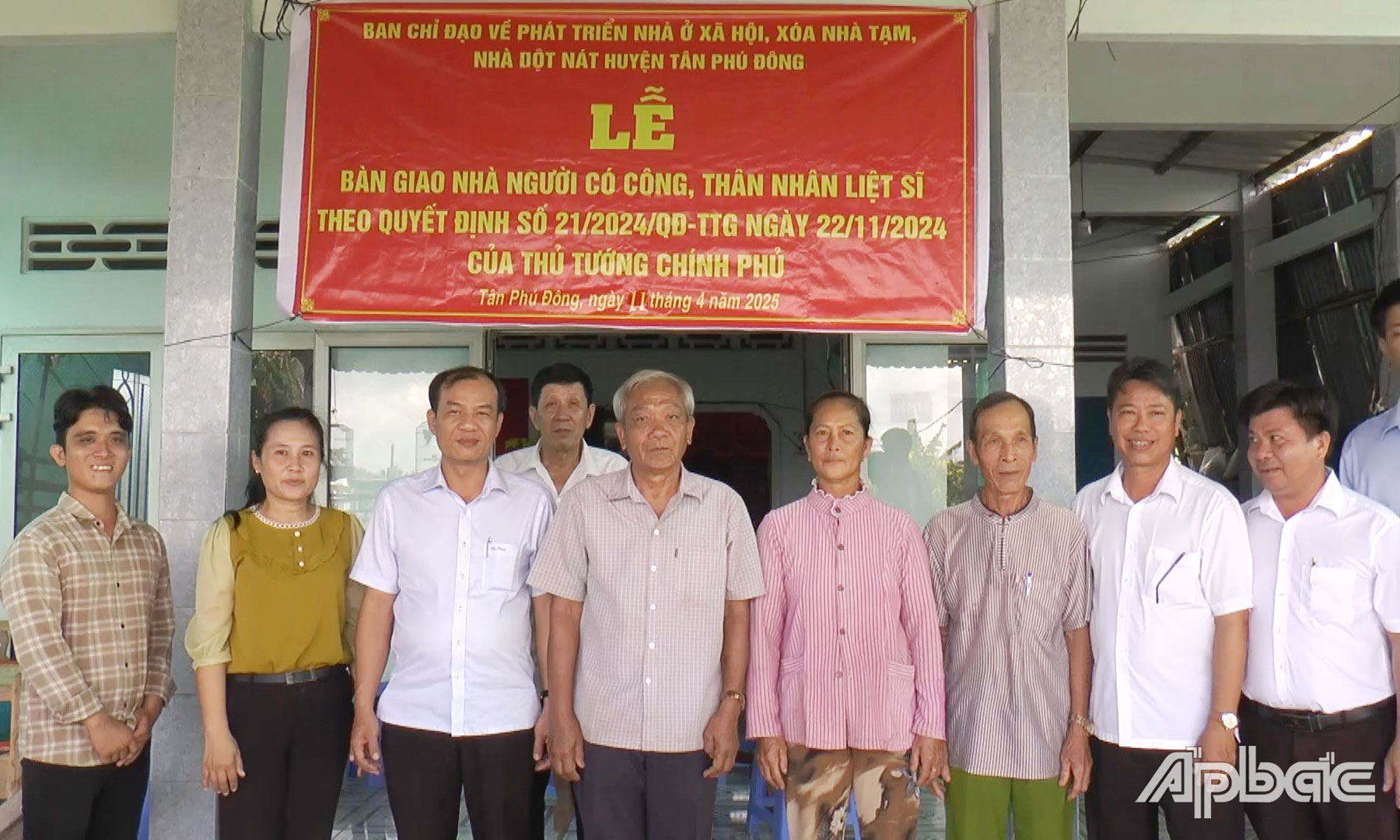 Lãnh đạo huyện Tân Phú Đông dự Lễ bàn giao nhà cho các hộ dân.