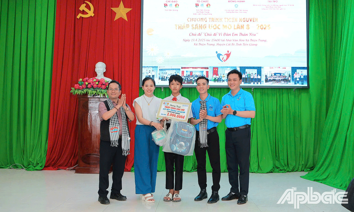 Ban tổ chức trao quà và học bổng cho các em học sinh khó khăn tại chương trình