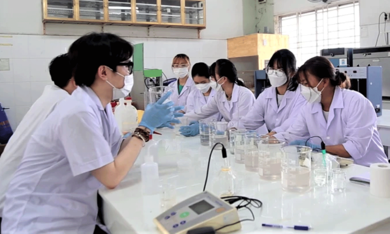 Sinh viên ngành sư phạm Trường ĐH Sài Gòn trong giờ thực hành tại phòng thí nghiệm .