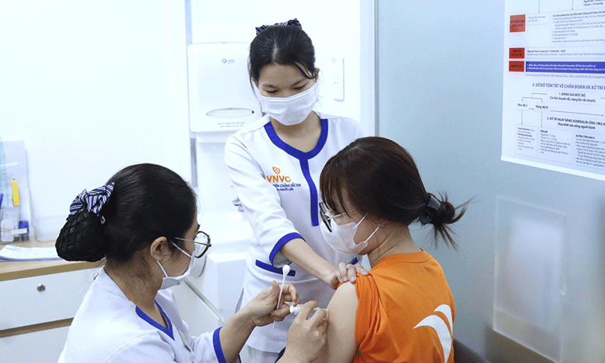 Tiêm vaccine phòng bệnh dại tại Hệ thống tiêm chủng VNVC. Ảnh: Phong Lan